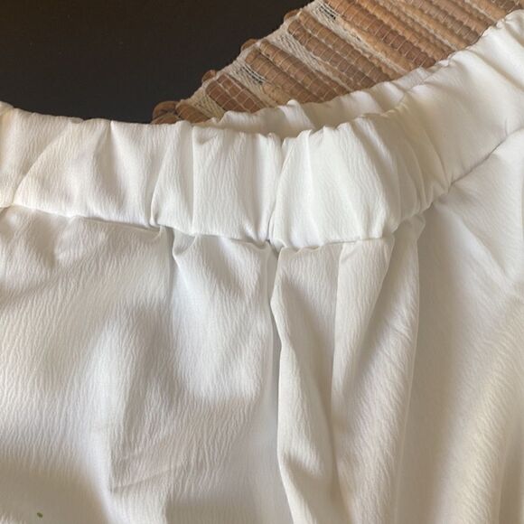 NWOT white pant with dragonfly detail on front near waist and lower leg - Picture 4 of 4